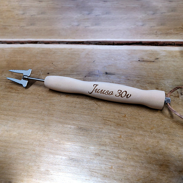 Makkaratikku kaiverruksella, persoonallinen lahja retkeilijälle