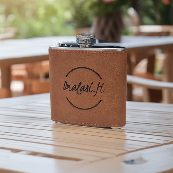 Ruskea taskumatti (keinonahka) 177 ml - Logokaiverruksella